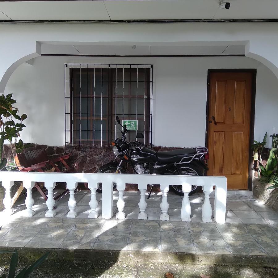 Cabinas Smith Cahuita Bagian luar foto